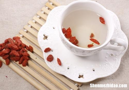 喝水泡红枣有什么好处 每天用红枣泡水喝有什么好处和坏处