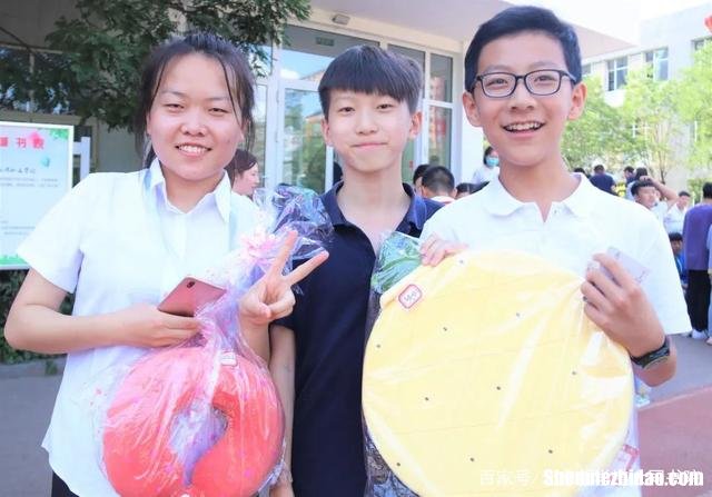 校长摆摊卖什么好 学校摆摊卖什么挣钱