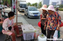 油腻大叔摆摊卖什么好 油腻大叔摆摊卖什么好卖