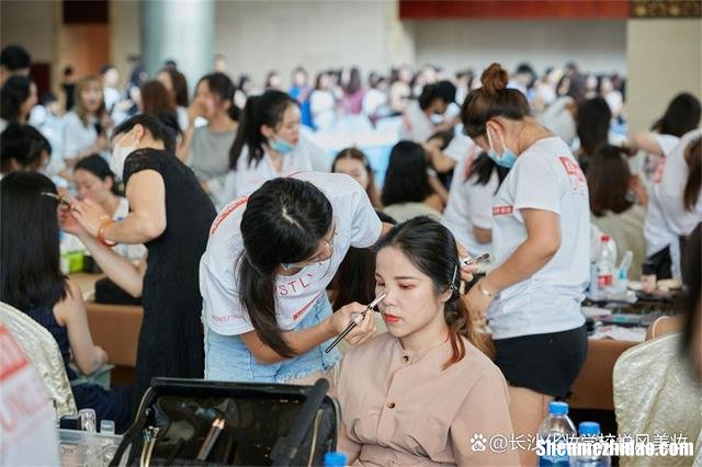 新乡化妆培训学校焕彩 新乡化妆培训较好的学校