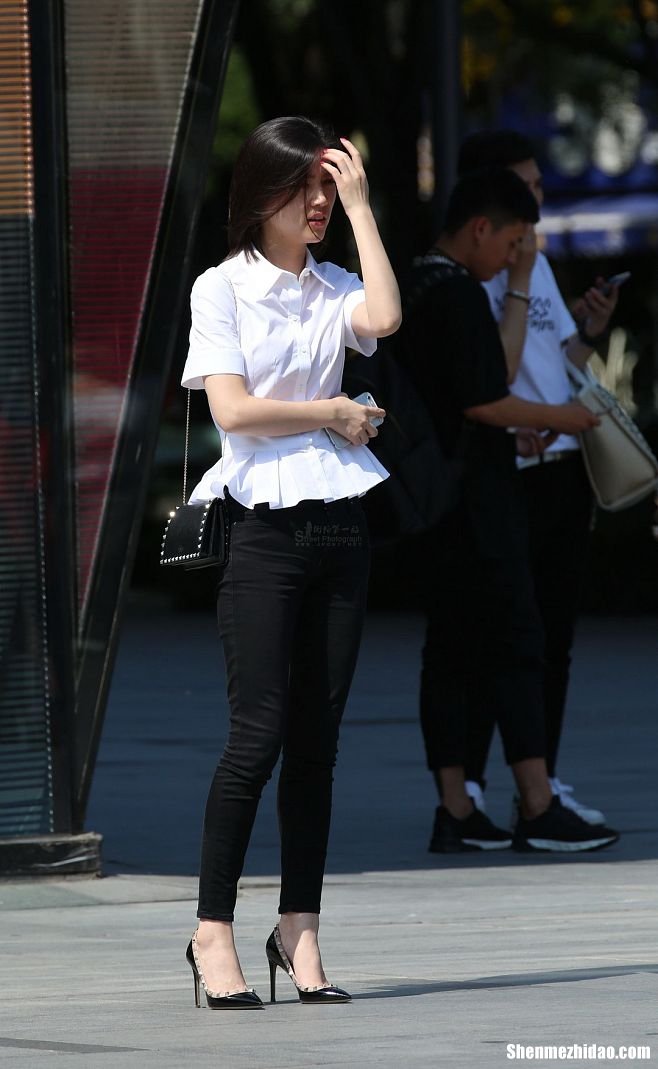 黑色紧身裤怎么穿搭配衣服好看吗 黑色紧身裤怎么穿搭配衣服好看吗男