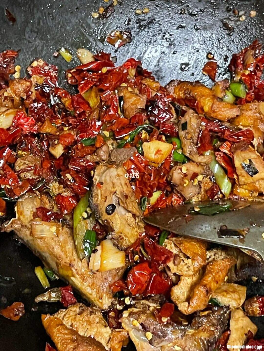干辣椒炒菜怎么弄才不会糊 干辣椒炒菜怎么弄才不会糊锅