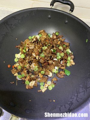 干辣椒炒菜怎么弄才不会糊 干辣椒炒菜怎么弄才不会糊锅