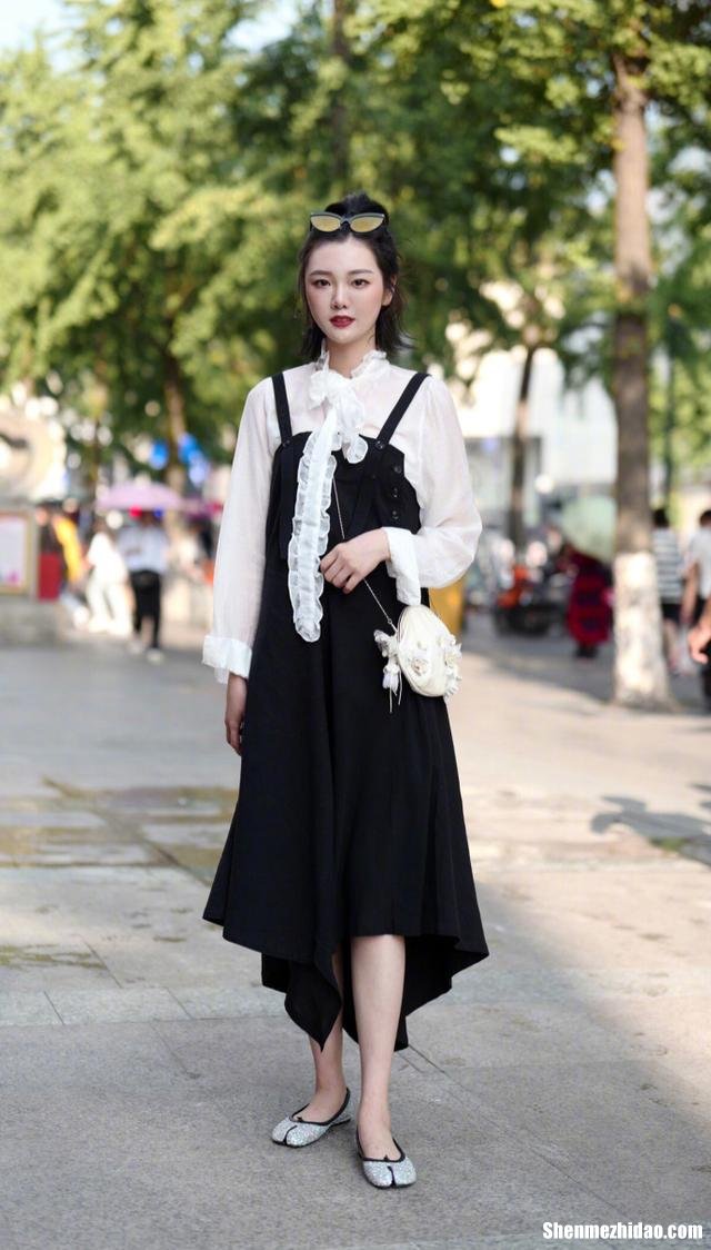吊带短裙怎么搭外套好看 吊带短裙怎么搭外套好看视频