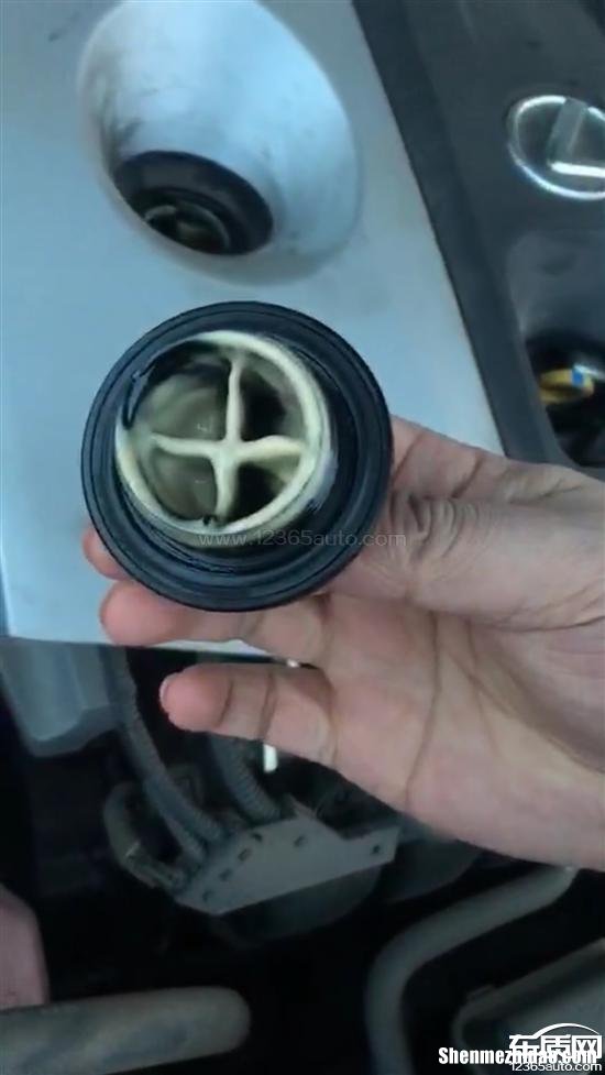 发动机机油多出上限怎么抽出来 汽车发动机机油超过上限了怎么办