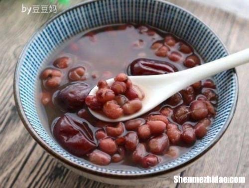 熬好的红豆汤水怎么黑的 煮的红豆汤为什么变成了绿色的了
