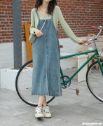 春季背带裙怎么搭配 春季背带裙怎么搭配上衣