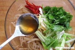 香菜根怎么做咸菜 香菜根做咸菜的做法视频