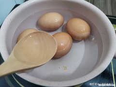 怎么腌不剥皮熟鸡蛋 怎么腌不剥皮熟鸡蛋窍门